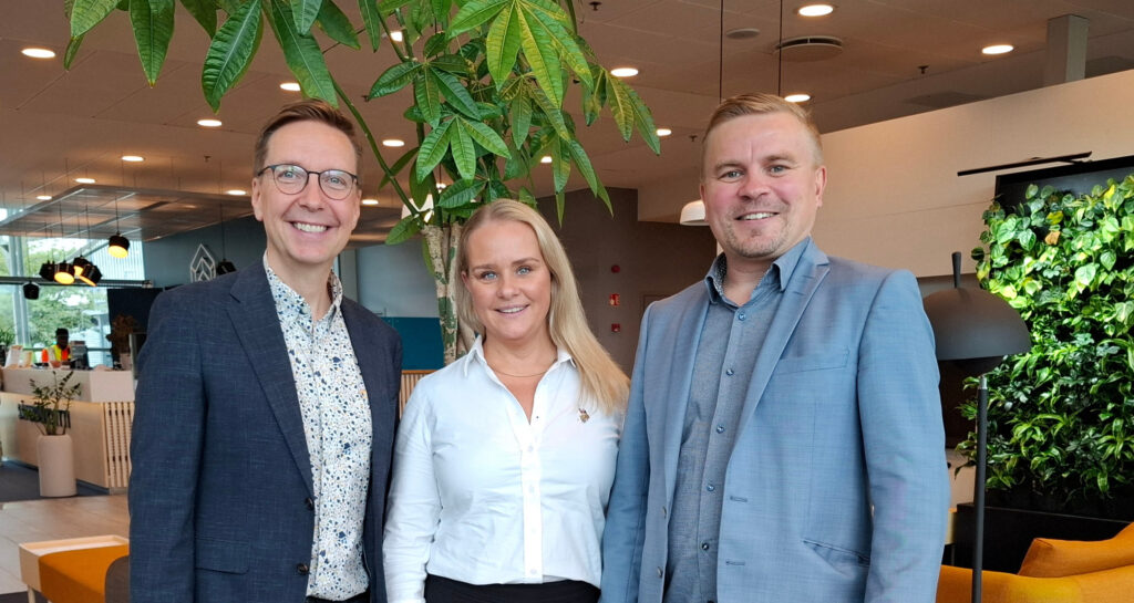 Nordikan, Gallagherin ja Finibin edustajaa Säterinportin aulassa.